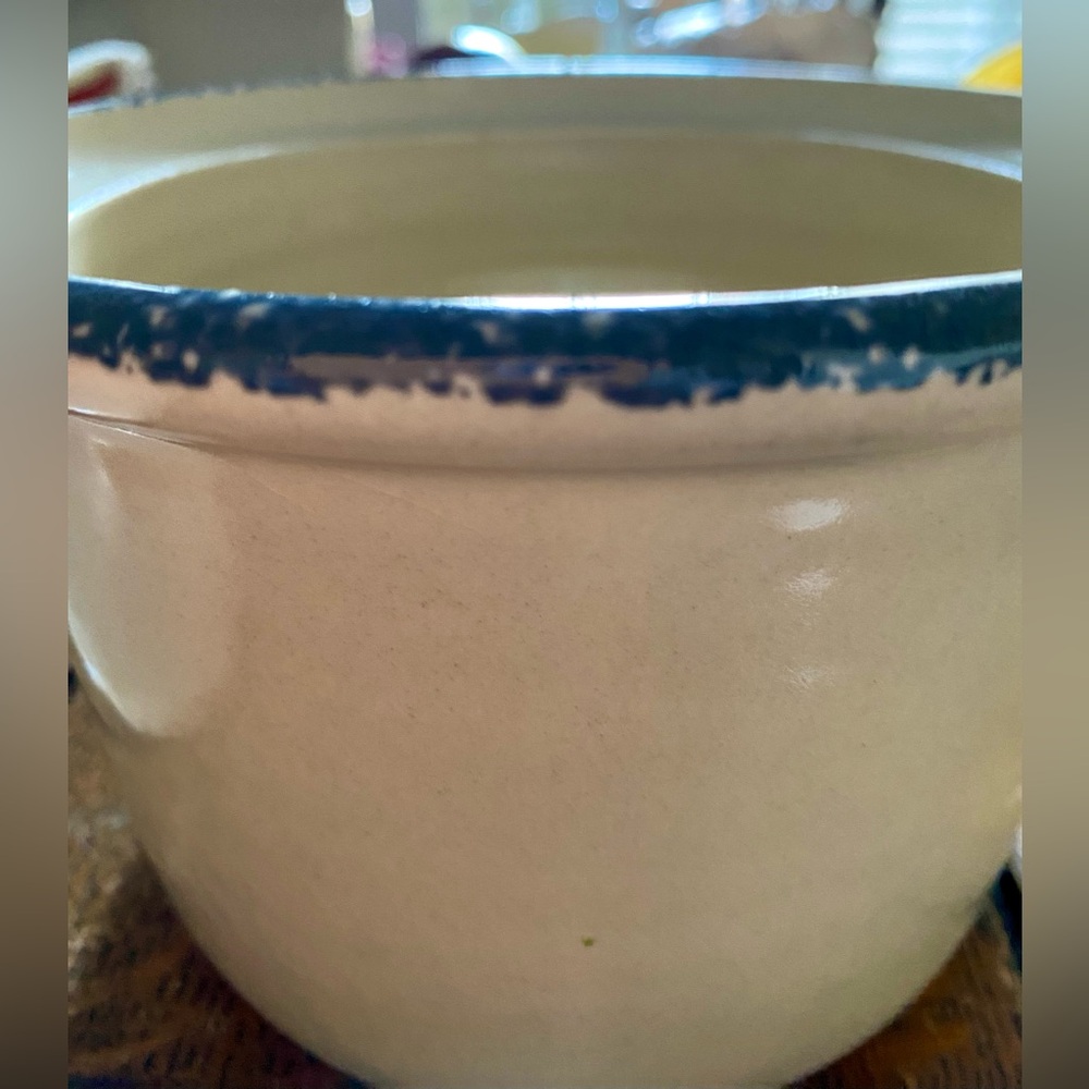 2001 Stone Crock/Bean Pot. Like new condition. Birdhouse Design w/Spongewear Rim - Picture 9 of 16